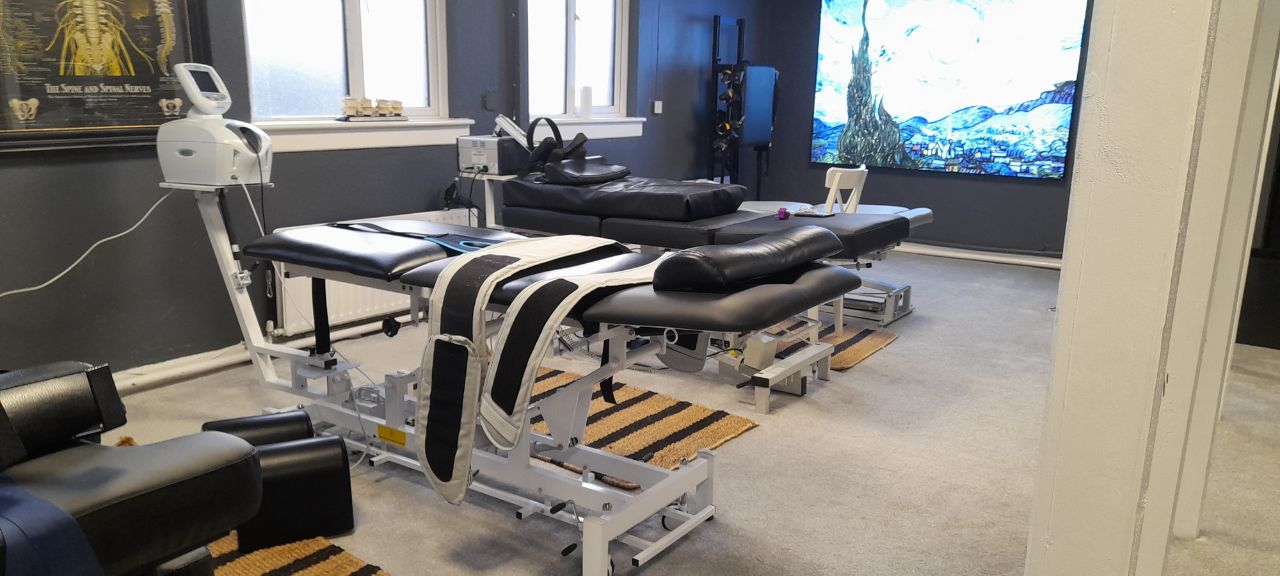 Dr Lawrence Woods performing spinal decompression on a back and neck pain client
